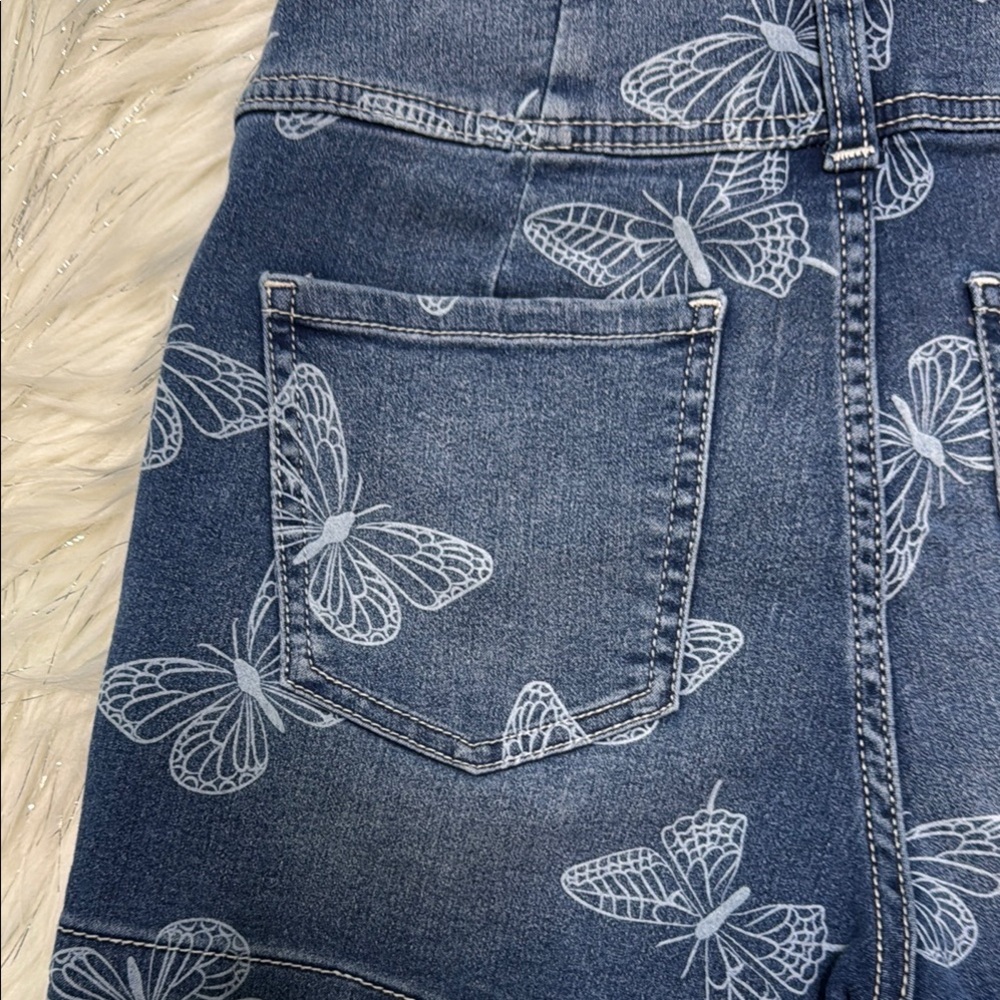 🦋 No Boundaries Butterfly Print Jean Shorts – Size 9 (Fits Like 7) 💙🤍 - Picture 5 of 6